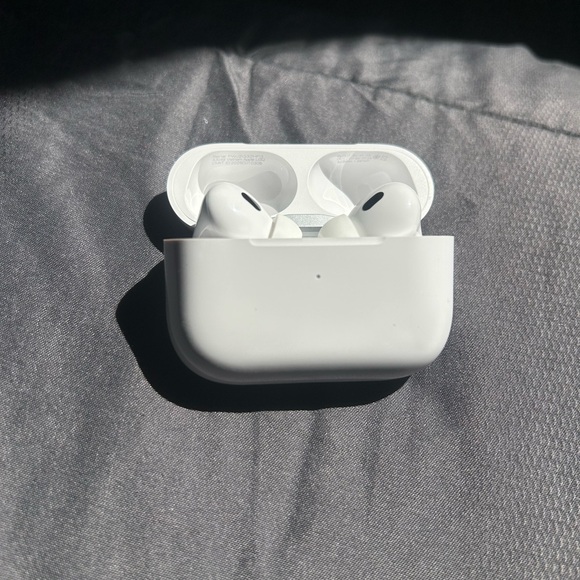 Apple White Earbud Headphones - Picture 1 of 2